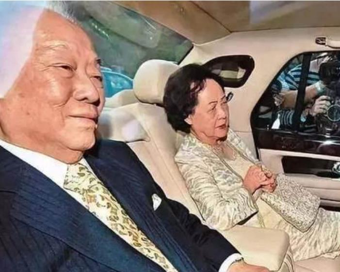 李嘉欣|李嘉欣高调晒全家福！婆婆穿金色套装裙名媛范十足，妈妈美貌吸睛