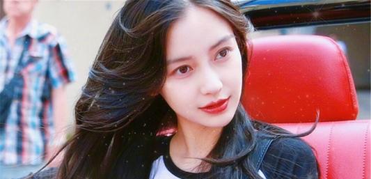 鹿晗|Baby直播唱摇滚引吐槽，穿吊带身材火辣，跟不上节奏被嘲没唱功