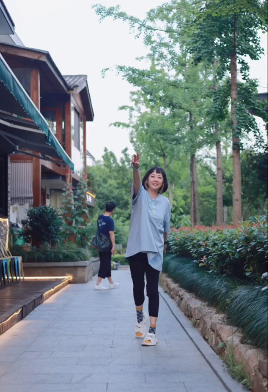 花絮|57岁黎耀祥出门必带老婆！狂晒夫妻合影秀恩爱，女方身材娇小可爱