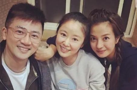 还珠格格|《还珠格格》23年前珍贵合照曝光，青涩模样难掩高颜值美貌！