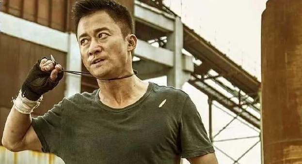 吴京|吴京为何不再提《战狼3》？李连杰6字警告：“夹起尾巴做人”！