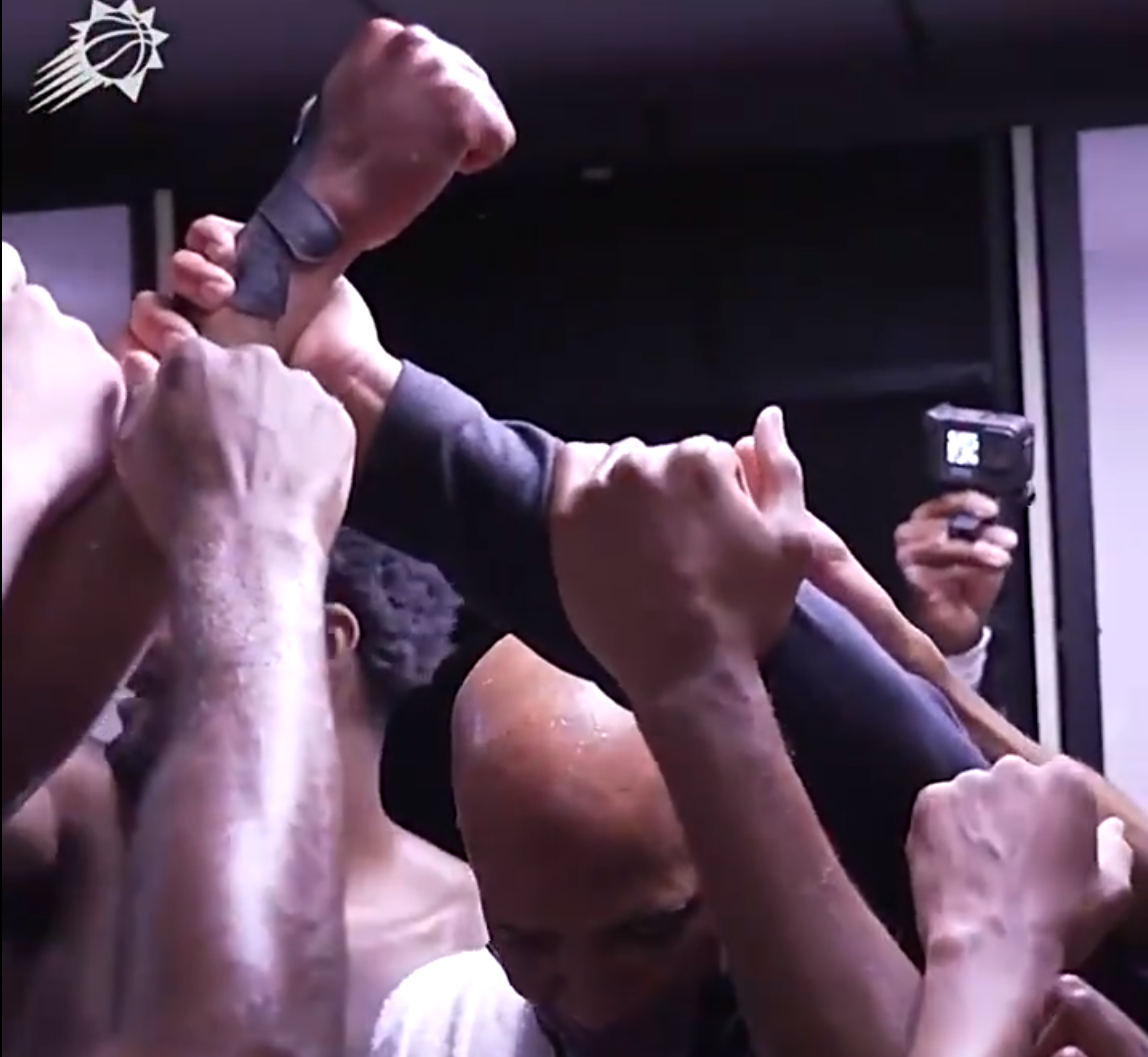 太陽隊|太陽更衣室慶祝！保羅激情演講，布克艾頓太靦腆，全隊瘋狂潑水主帥！