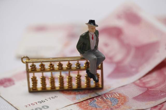 李财郎 57岁，现在公司让下岗回家退休，并开638元工资，这合理吗？