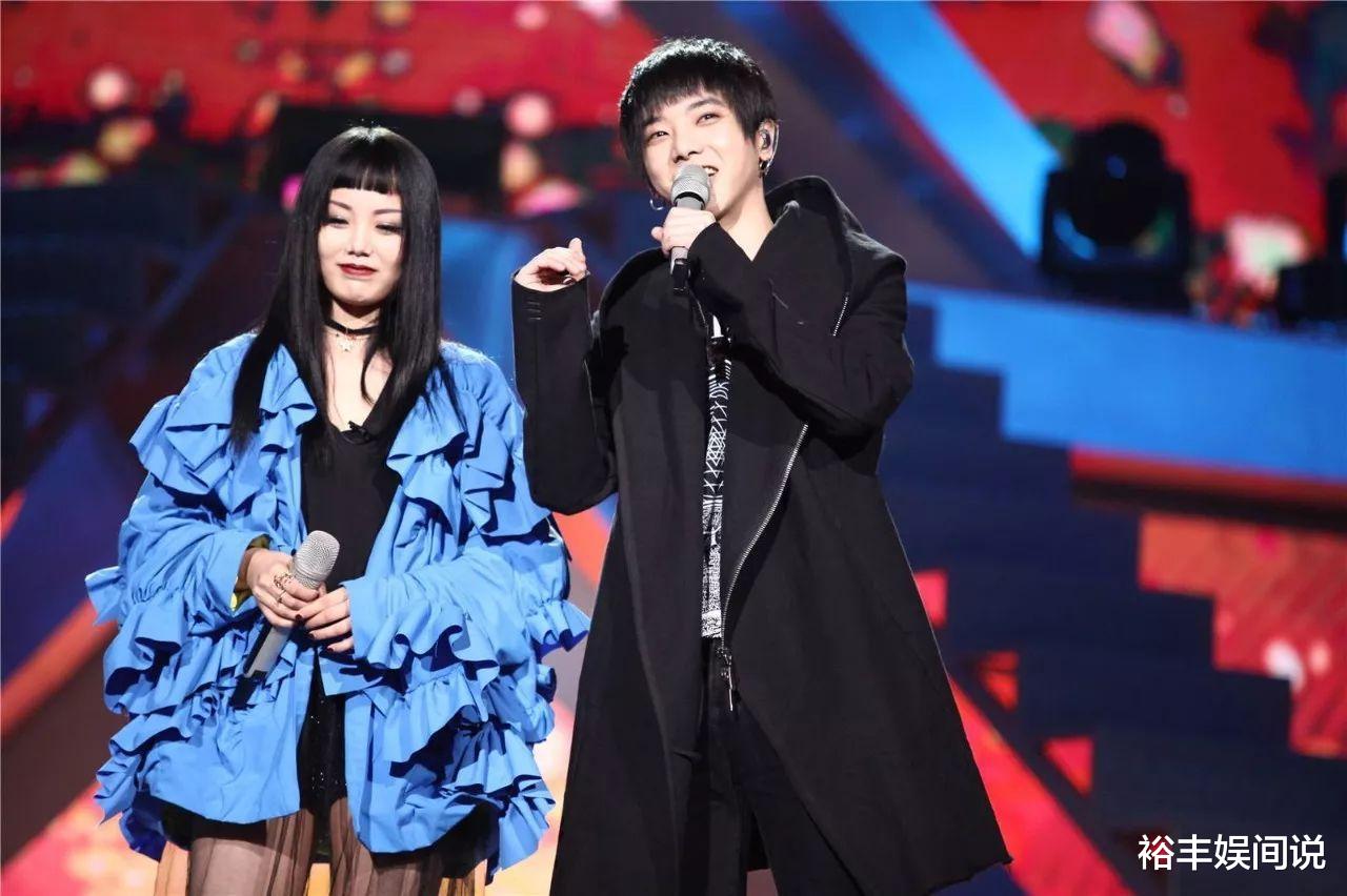 张碧晨|张碧晨带女儿外出,俊俏模样似足华晨宇,被保姆抱在怀里超可爱