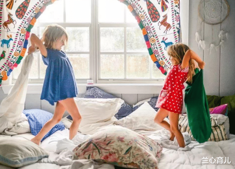 兰心育儿|电影院银幕又被孩子打坏了,家长或面临10万赔偿,为何管不住孩子的手?