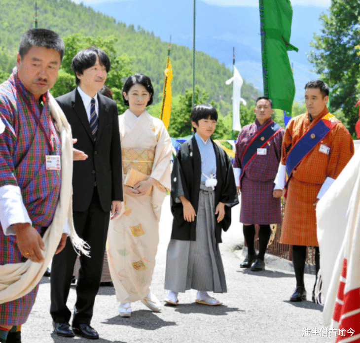 不丹|29岁不丹王后和日本纪子妃一家同框！王后太迷人，两家小王子比萌