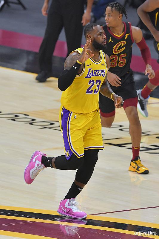 勒布朗·詹姆斯|詹姆斯第四节拿21分的真相找到了：骑士管理层向他喷垃圾话！