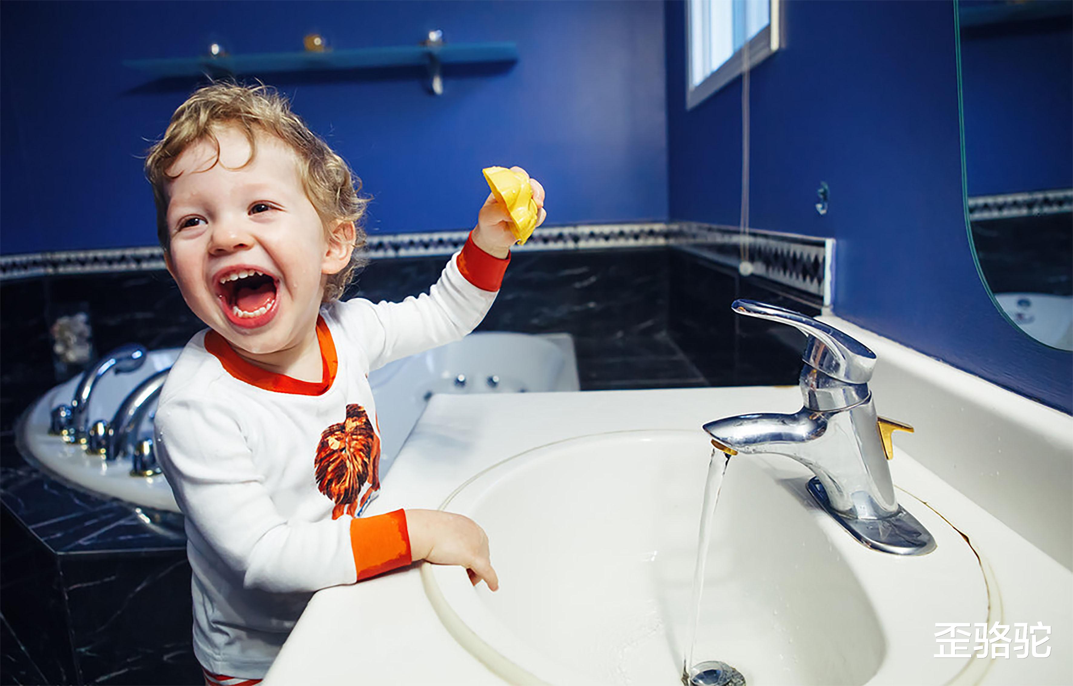 歪骆驼|熊孩子洗澡爱玩水，根本停不下来，老师：别拦着让他继续