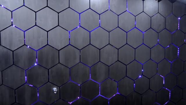 国外一达人把石膏板裁成六角砖装饰墙面，还会闪闪发光，太炫酷了