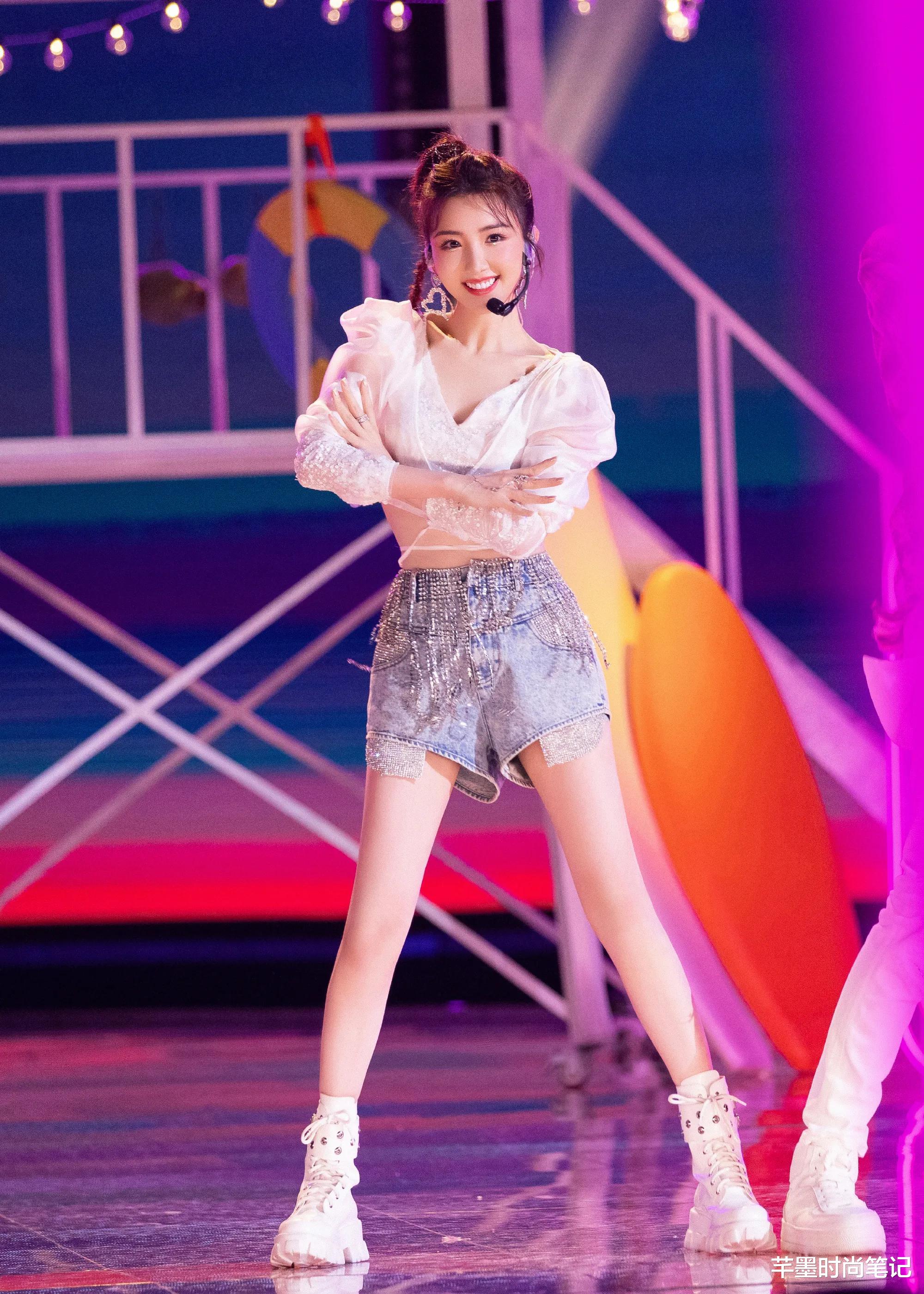 穿衣搭配|毛晓彤一改往日甜美风，涂“姨妈色”口红，尽显复古典雅又霸气