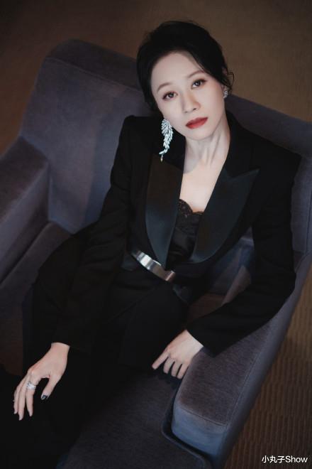 倪虹洁|“祝无双”倪虹洁状态越来越好，黑色西装美艳大方，43岁依旧单身