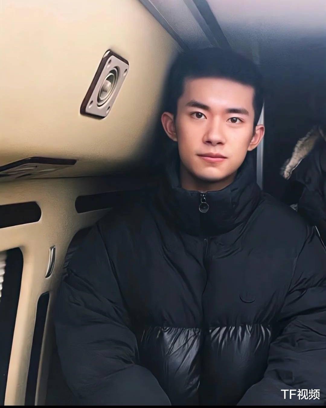 寸头|易烊千玺最新寸头造型曝光，网友调侃白烊变黑烊，牙齿细节获好评