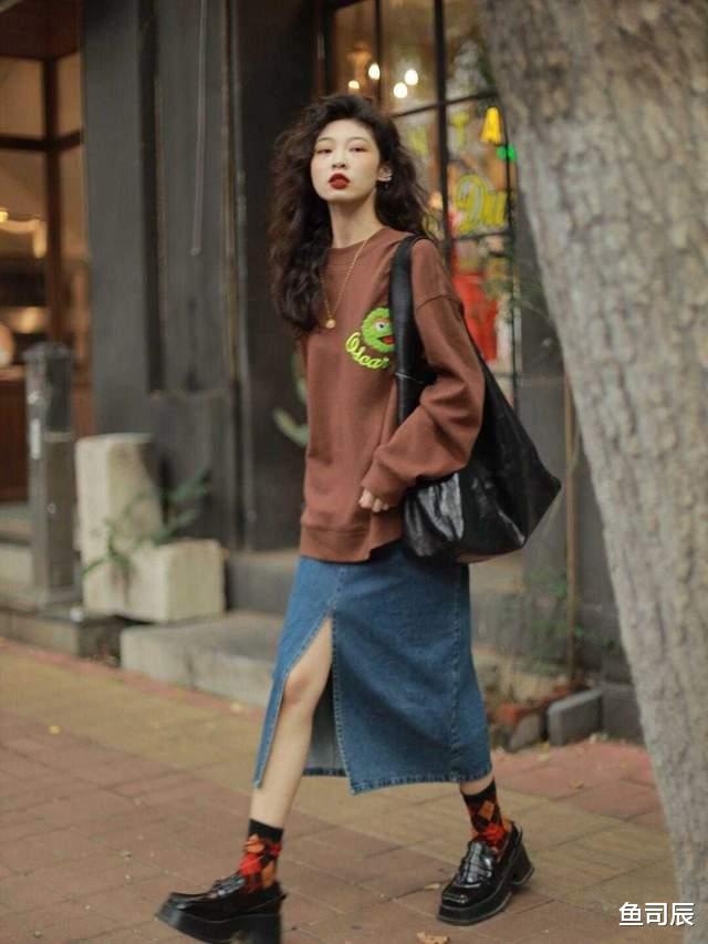 鱼司辰 卫衣也是秋天的标配,搭配上阔腿裤或者半身裙,更显青春活力