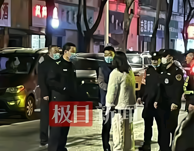 南京路虎男当街被捅死案细节曝光：嫌犯中途上车，曾下车试图逃跑