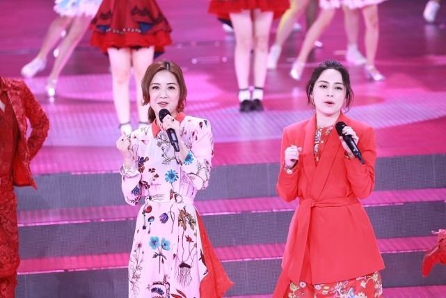 阿Sa|阿娇的身材胖了很多，脸蛋看着也圆了，穿红色看着很喜庆