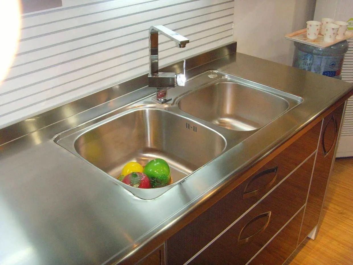 时尚装修设计大全|入住两年说实话：厨房台面到底能不能装不锈钢？很多家庭被坑了