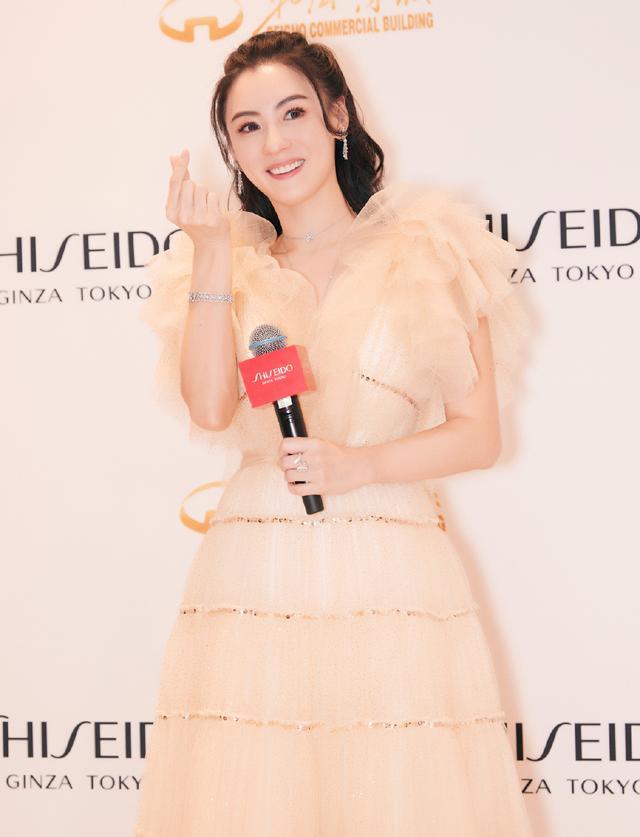 短发|张柏芝的原装脸就是耐看，穿裸色纱裙嫩回小姑娘，身材辣妈里拔尖