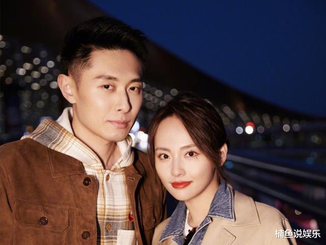 张纪中|34岁张嘉倪越来越会打扮了，穿黑色风衣大秀美腿，秋日写真好美