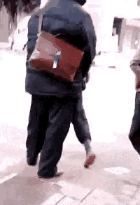 广州市 老婆跟领导出差，发来照片说在广州塔，朋友看了劝我离婚，为什么？