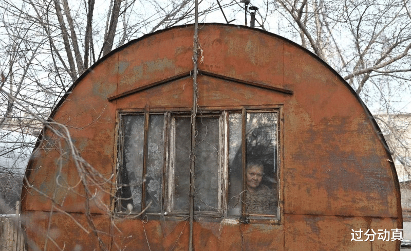 俄羅斯老婦在鐵桶裡生活35年，沒水沒電沒暖氣，稱住這比養老院強-圖9