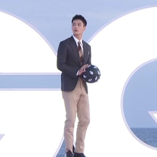 邓伦|男星红毯大赏：张若昀脖子前倾，邓伦大油头，白敬亭鼻头泛油光