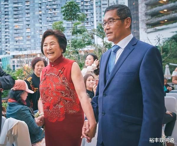 郑佩佩|75岁郑佩佩首次抱外孙，近照苍老认不出，一家三代合照温馨有爱