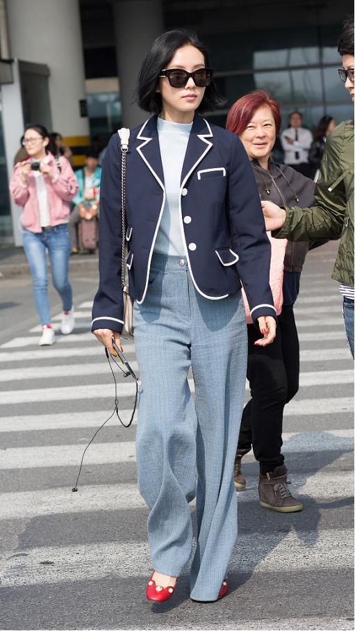 何有强|刘诗诗不愧是“最美辣妈”，西装外套配阔腿裤高挑时髦，洒脱干练