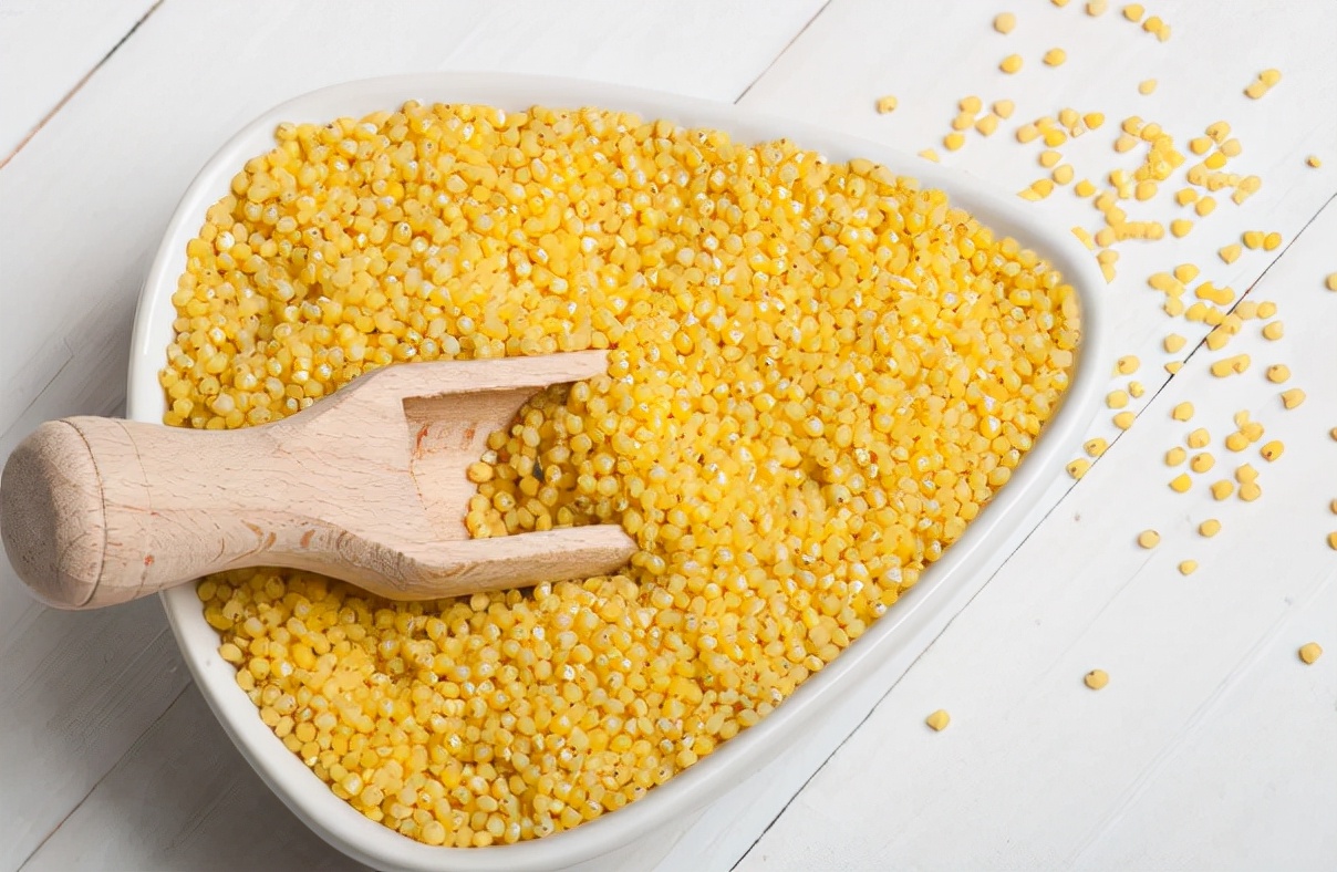 |小米是补骨“能手”？医生劝告：这“2黑”趁早远离，别骨头“烂掉”才后悔