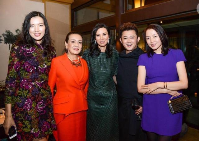 邓文迪|离婚6年，52岁邓文迪再分前夫268亿，看看她当初设的局有多厉害？