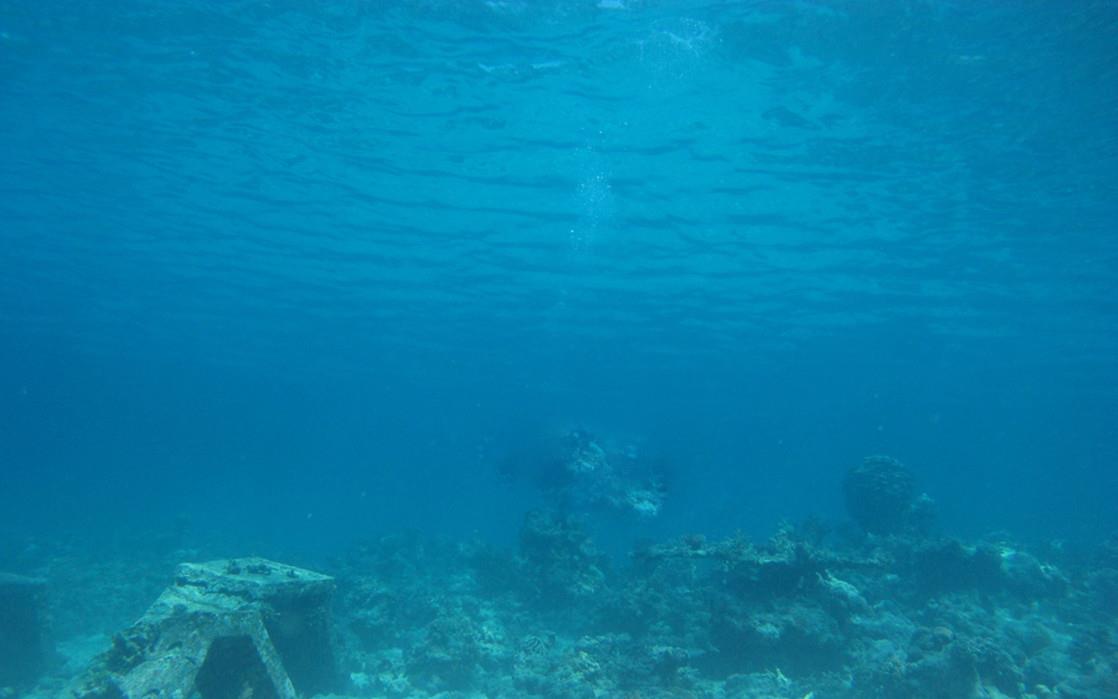 马里亚纳海沟|在太平洋扔下一块花岗岩，它是会被压碎，还是会一直沉到海底？