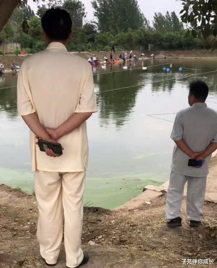 姚策|姚爸钓鱼溜着鱼塘跑，与亲家收获不少，网友：威威有福了