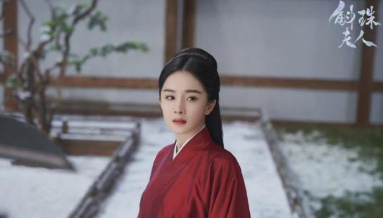 杨幂|杨幂穿黑丝袜秀美腿，与19岁小鲜肉黄明昊同框热聊：过于刺激了