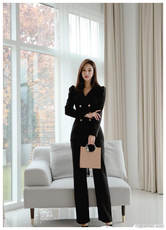 穿衣搭配|简约大方的黑色套装搭配尖头细跟高跟鞋，低调内敛优雅却不失气场