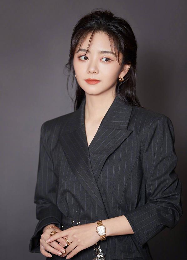 谭松韵|终于相信谭松韵奔三了，穿轻熟风西装走机场，气质越来越出众