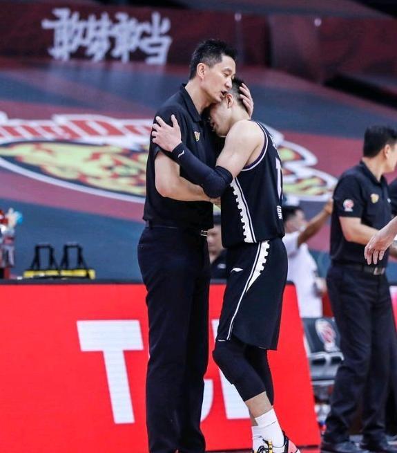 广东男篮|郭艾伦把球传给杜锋，杜锋3分命中！郭艾伦投篮时，杜锋调皮干扰