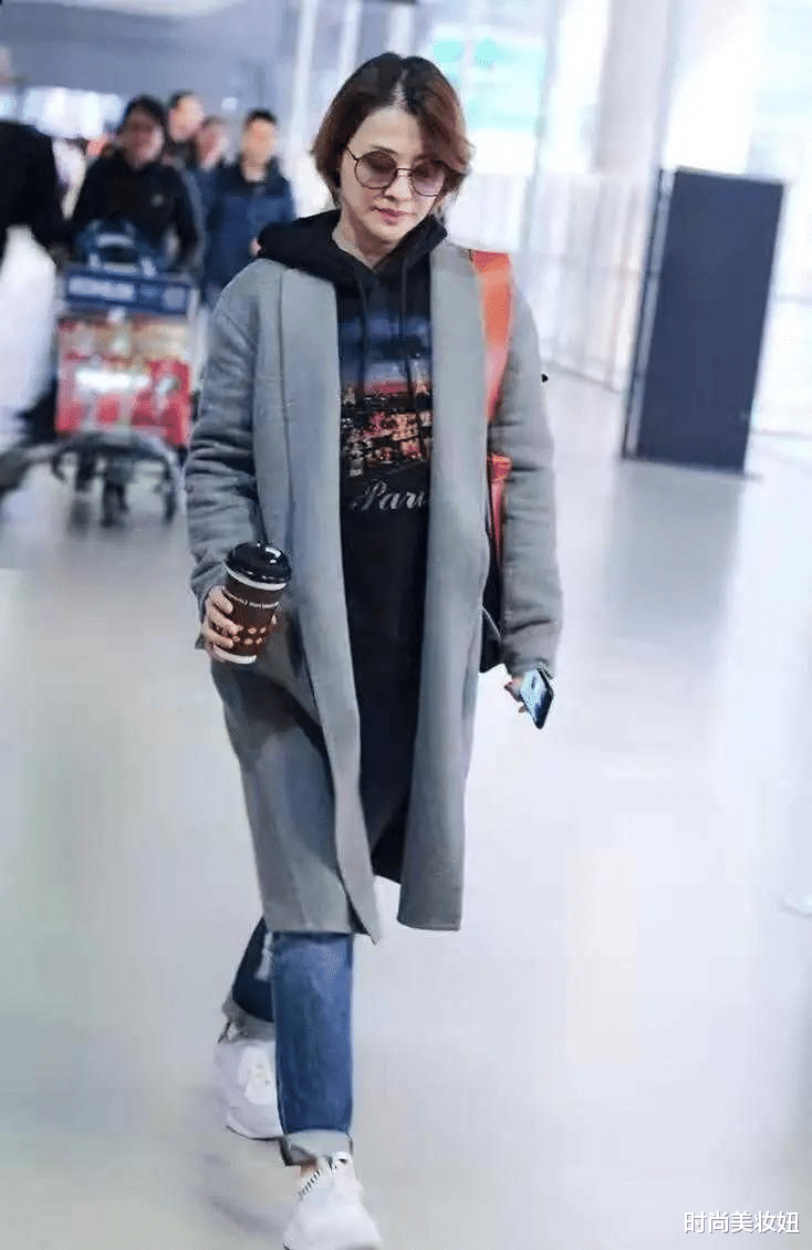 时尚美妆妞 梅婷的气质名不虚传，穿墨绿色连衣裙高贵优雅，微胖更有韵味