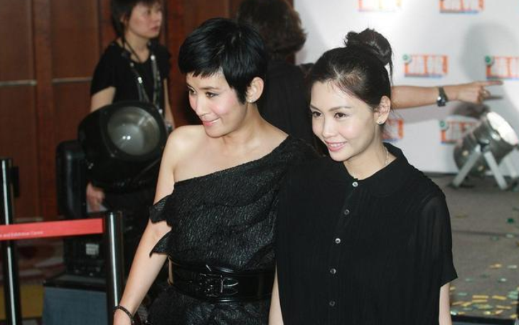 潮帮先生|56岁吴君如和53岁邱淑贞，同穿黑色气场大不同，看上去不像差3岁