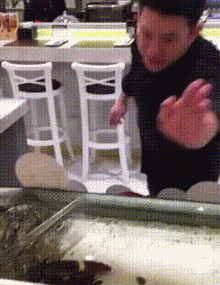 歪骆驼|“小姐姐衣服肯定用的新疆棉，质量太好了，挂树上也不会破”