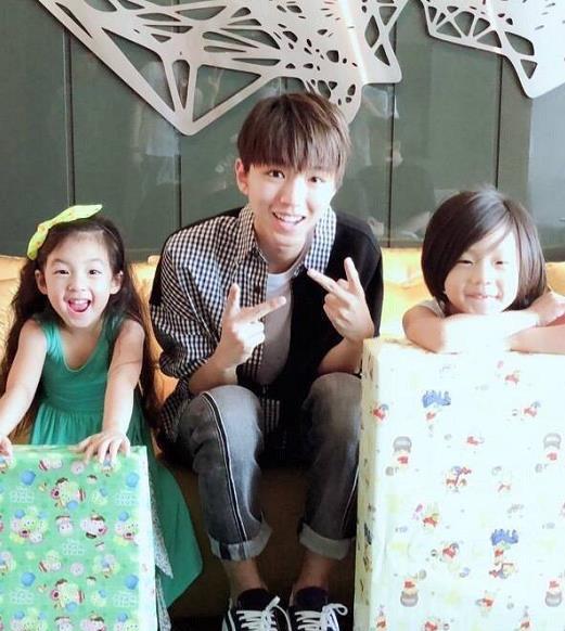 王俊凯|小姑娘见到王俊凯立马表白，当众拉小凯手被喊“宝贝”，粉丝酸了