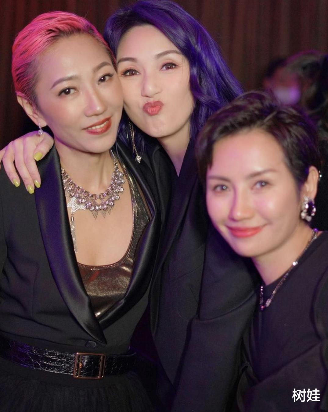 |刘嘉玲办宴会庆56岁生日，全家合照刘妈妈抢镜，母女气质不相上下