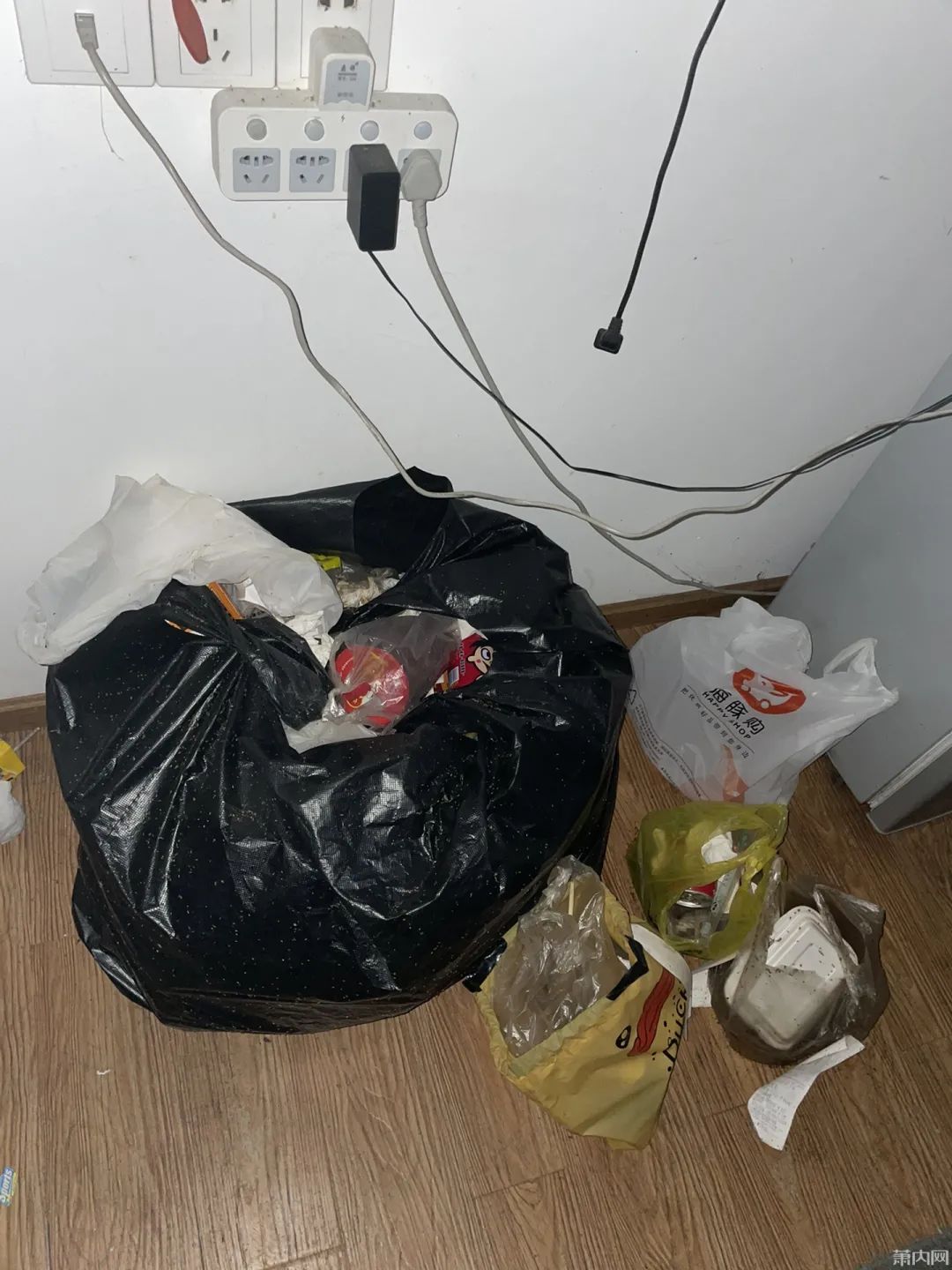 租客退租后房间一塌糊涂，现场不堪入目，网友看完也坐不住了
