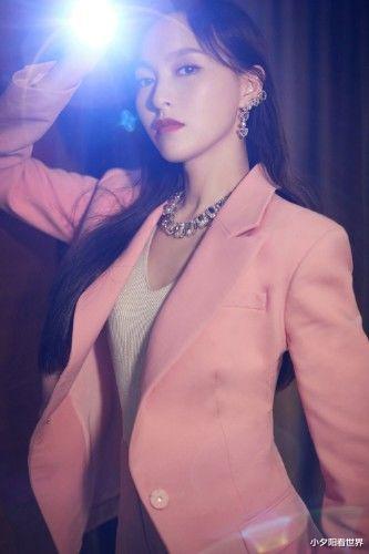 松田圣子|唐嫣最新粉色西装照，腰线和嘴巴真是太美了