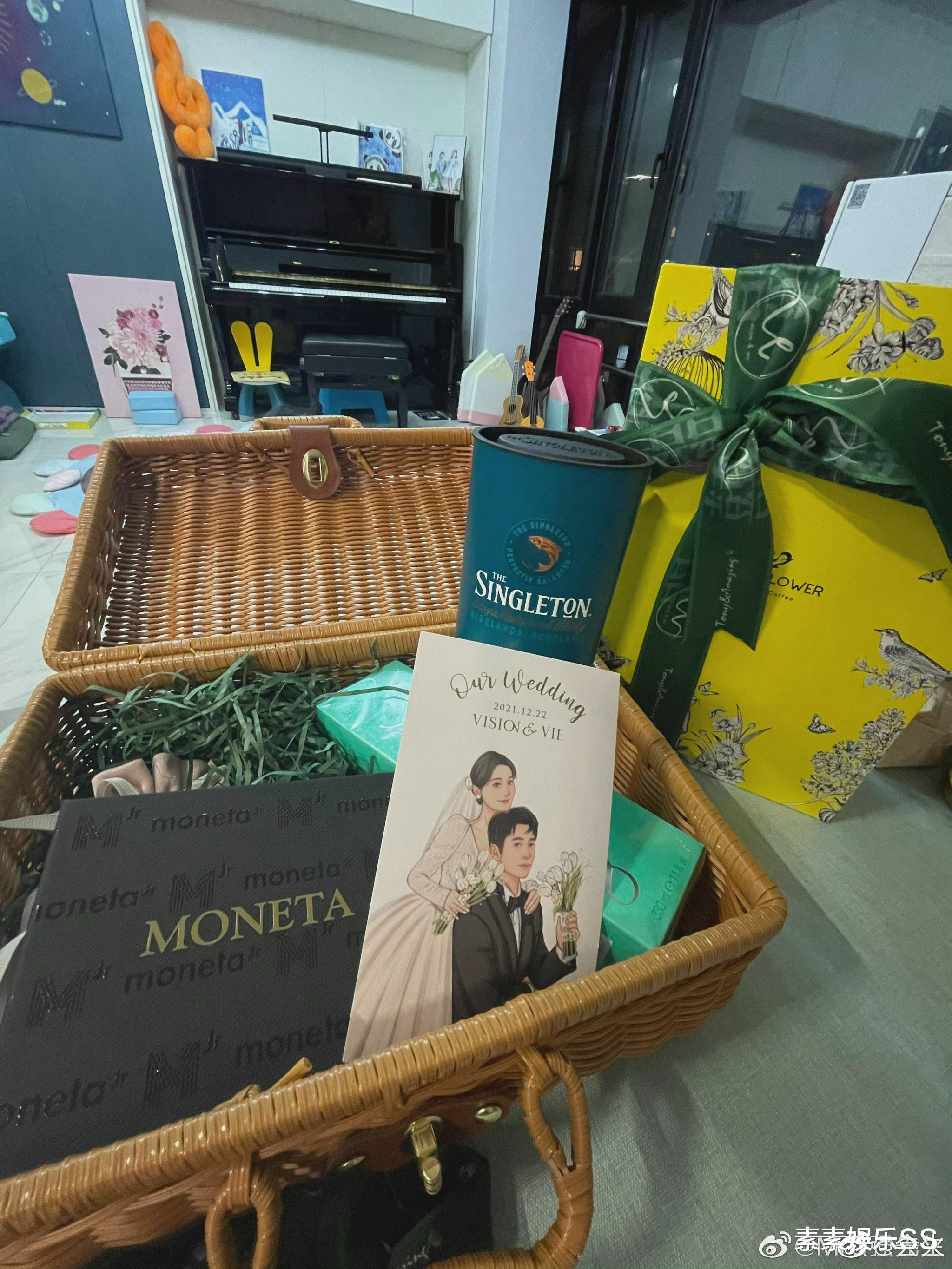 魏晨|魏晨和于玮的结婚请柬曝光，下周将举办婚礼，礼盒奢华上档次