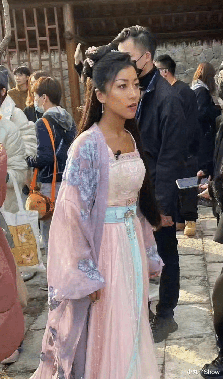 吉克隽逸|吉克隽逸古装路透曝光，黑皮驾驭古装看点满满，头饰廉价感浓郁