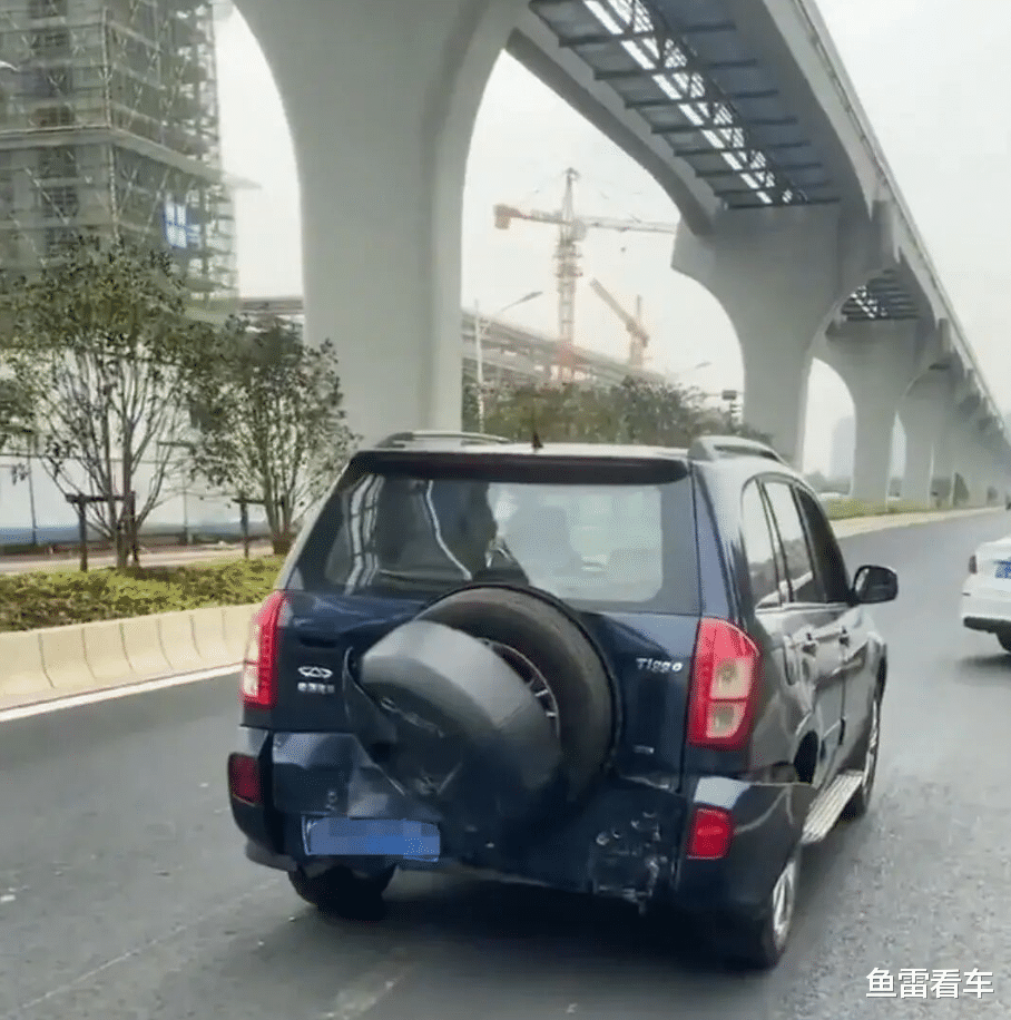 福特蒙迪欧追尾奇瑞老款瑞虎3,网友:老虎屁股果然摸不得