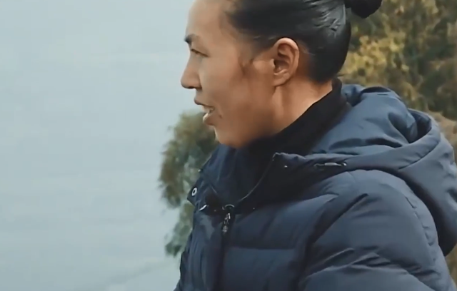 蓦然一牟 没有父亲的家庭有多难？母亲未老先衰，为防不测提前将房产给孩子