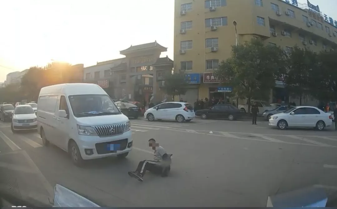案件通报|“歹徒拎着带血的刀，我一脚油门就踩了下去！”