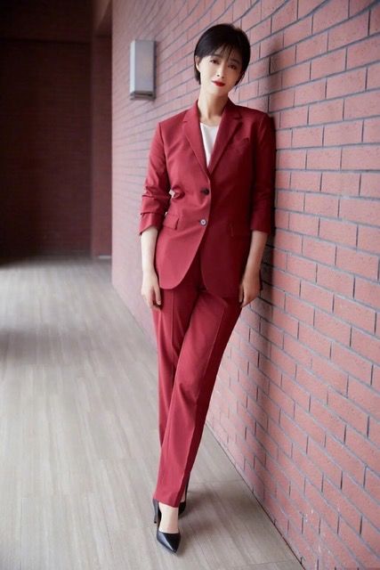 潮帮先生 蒋欣挺懂时尚的，在西装半裙外再套一层纱裙，平添了不少女人味