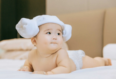 贝贝豆育儿课堂|宝宝出生第一年,这份宝宝喂养和护理干货表,家长要提前收好