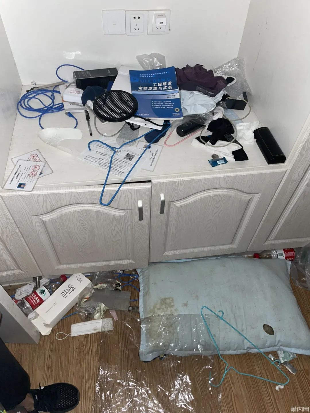 租客退租后房间一塌糊涂，现场不堪入目，网友看完也坐不住了